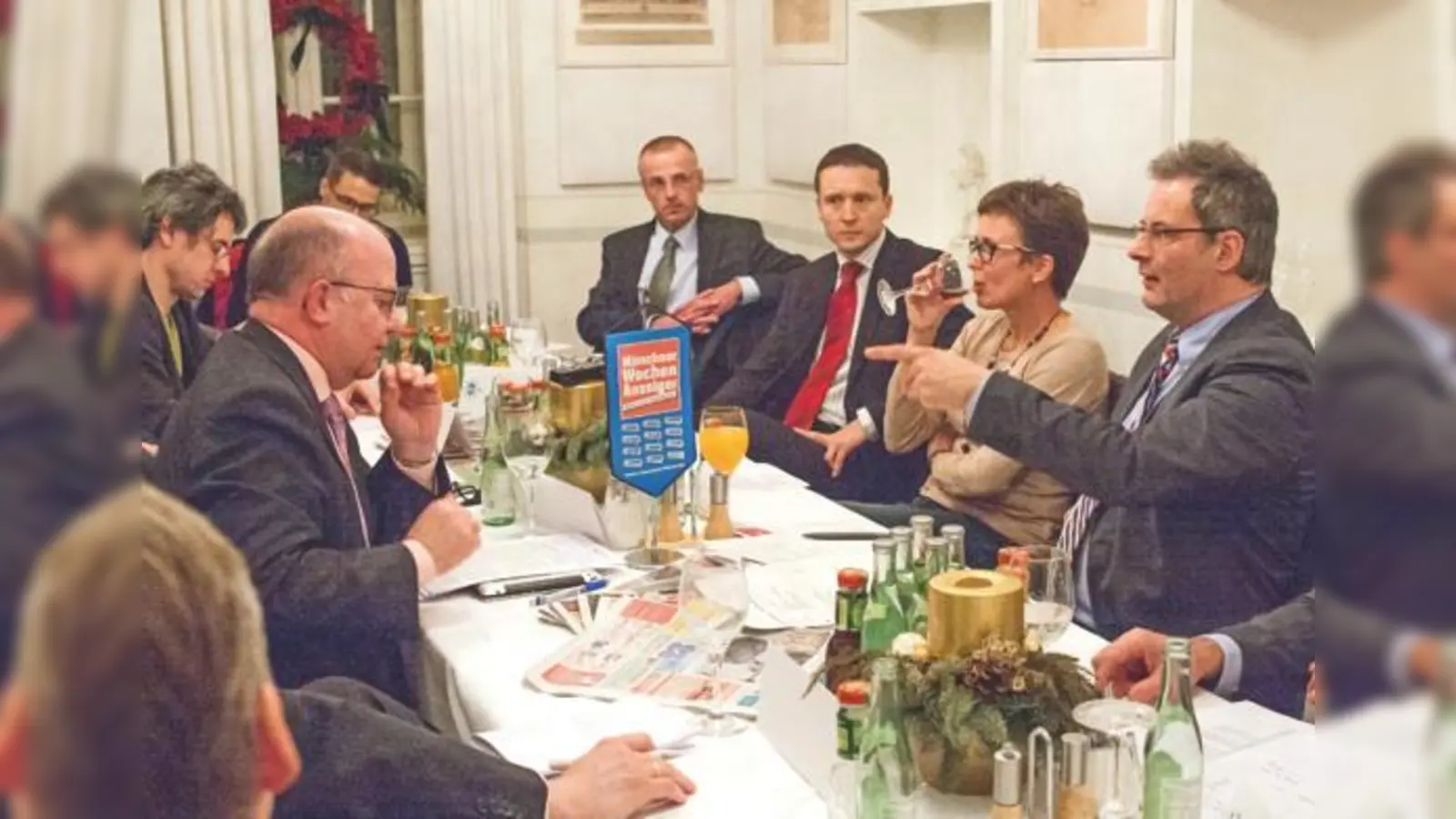 Wie lassen sich ungenutzte Potentiale erschließen? Lothar Semper (Handwerkskammer, links) mit (rechts von hinten) Ralf Keckeis und Thorsten Beier (ALDI), MdL Isabell Zacharias und Andreas Vaerst (Arbeitsagentur) diskutierten.  (Foto: Patricia Prankl)