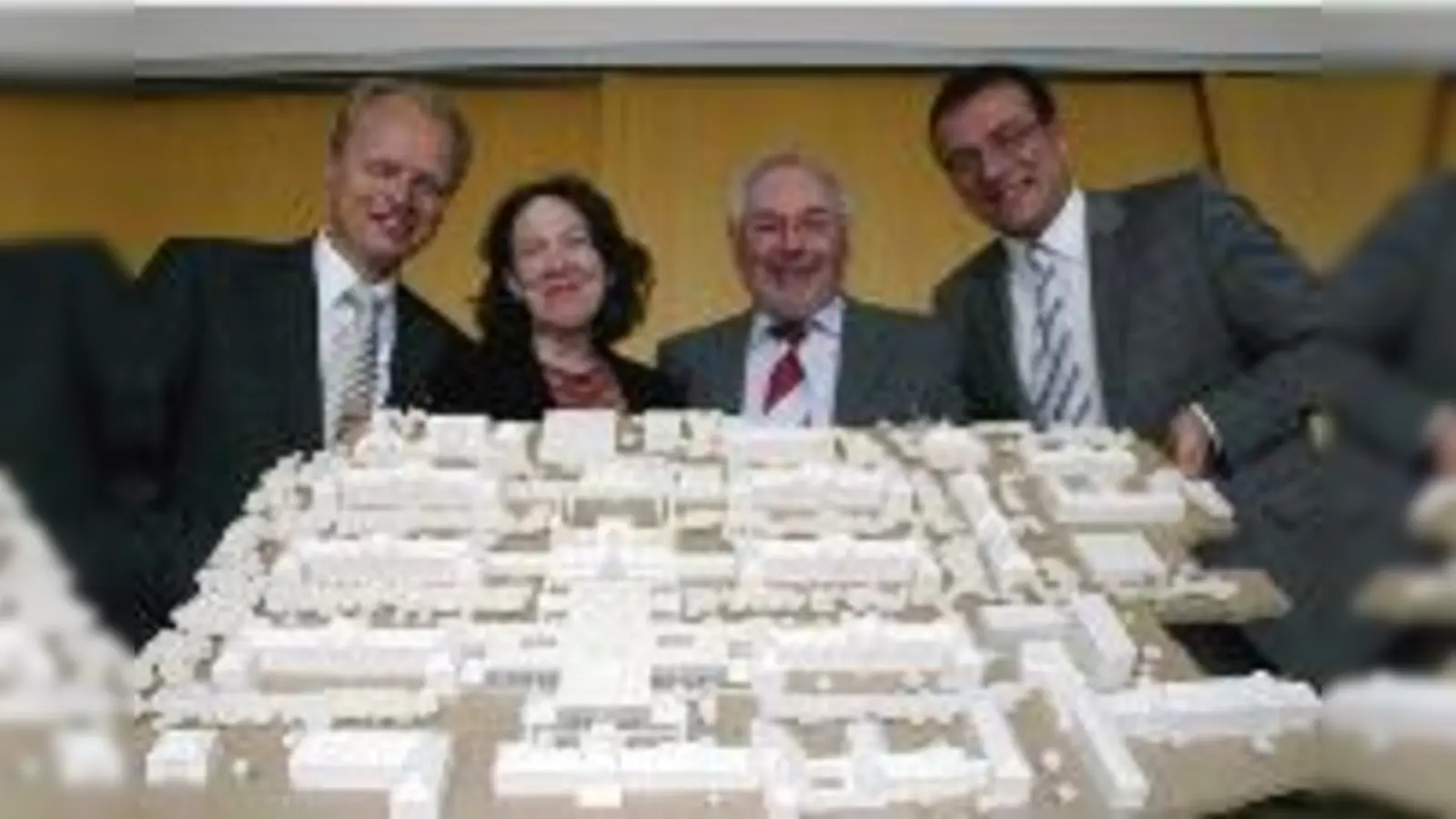 Am Montag präsentierten Reinhard Fuß, Susanne Ritter vom Planungsreferat, Klinikdirektor Manfred Kirchner und Franz Hafner (v.l.) die ersten drei Plätze des Architekten-Wettbewerbs, hier der »Ludes«-Entwurf.  (Foto: ko)