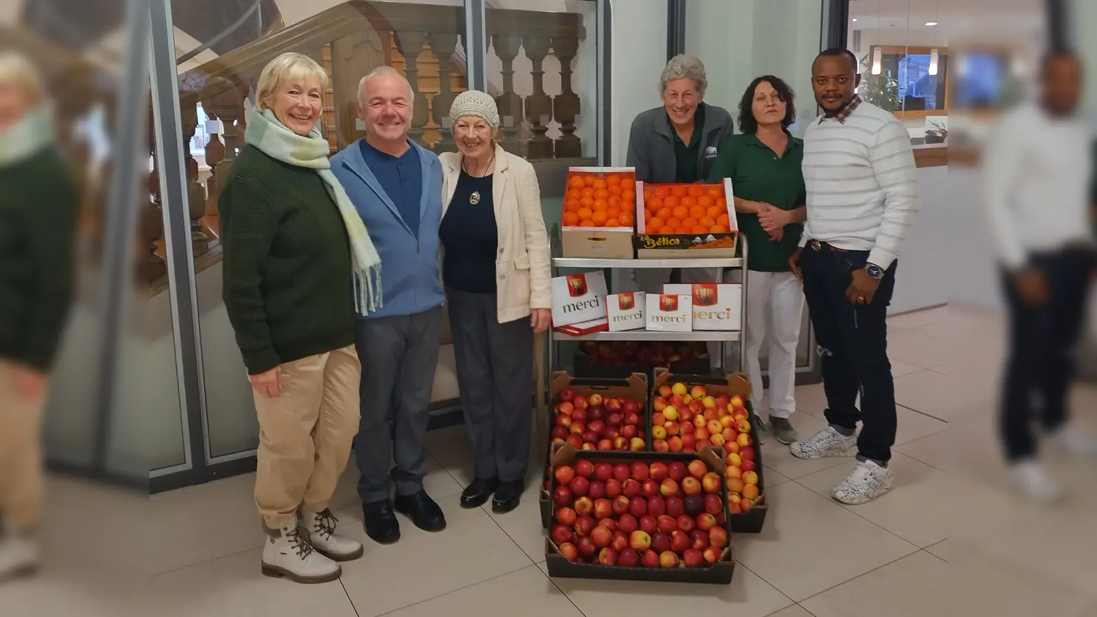 Frische Früchte fürs Altenheim: v.l. Gabriele Schmoll, Hausleiter Thomas Ziller, Margot Günther sowie Josef Hinreiner, Zdravka Preis und Emmanuel Bangura von der hausinternen Tagespflege. (Foto: © Schmoll)