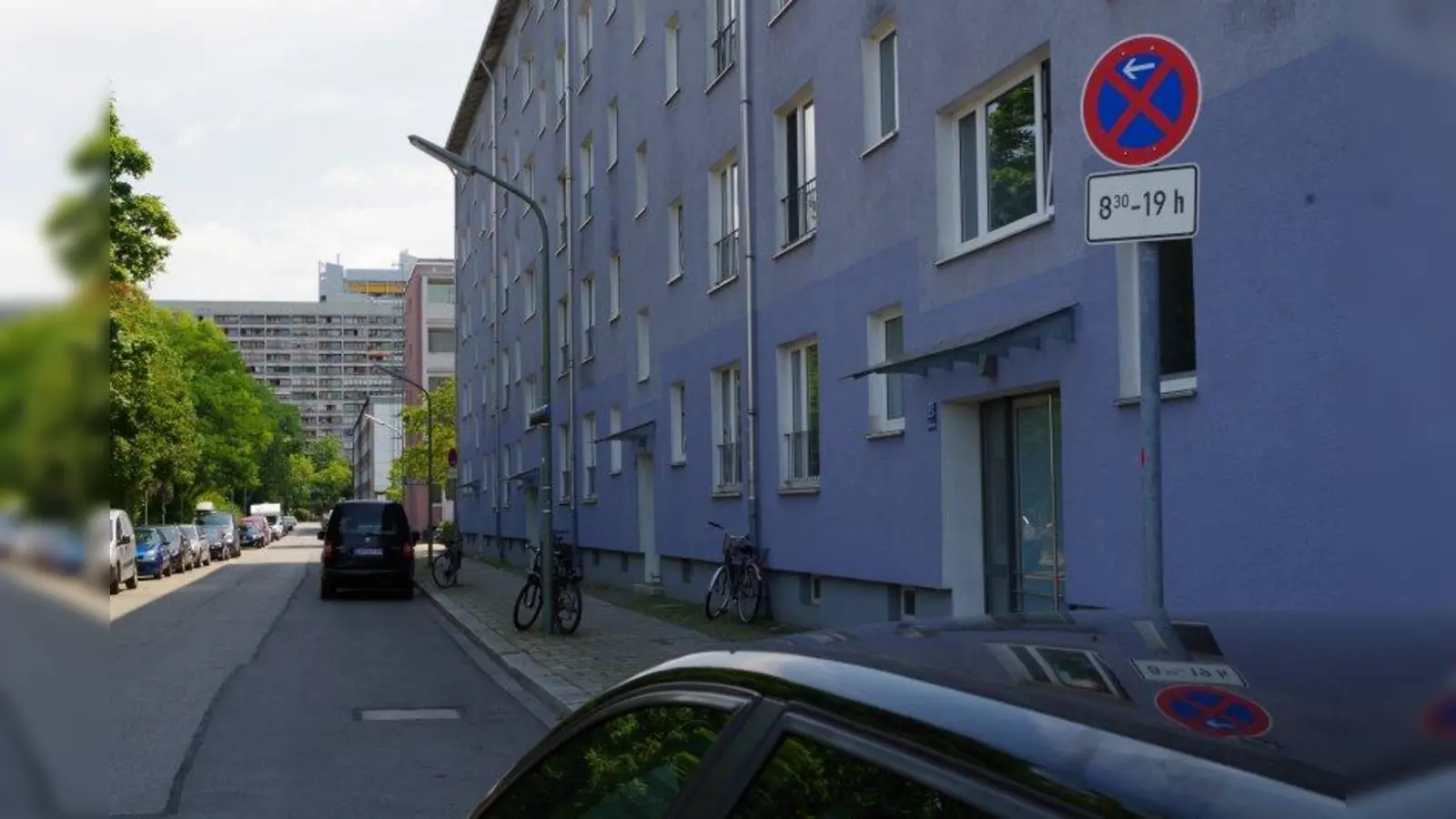 Statt des Haltverbots sollen in der Wilhelm-Riehl-Straße Bürgersteignasen gebaut werden. Der Bezirksausschuss Laim besteht darauf, dass die Stadtverwaltung die Kosten dafür trägt. (Foto: kö)