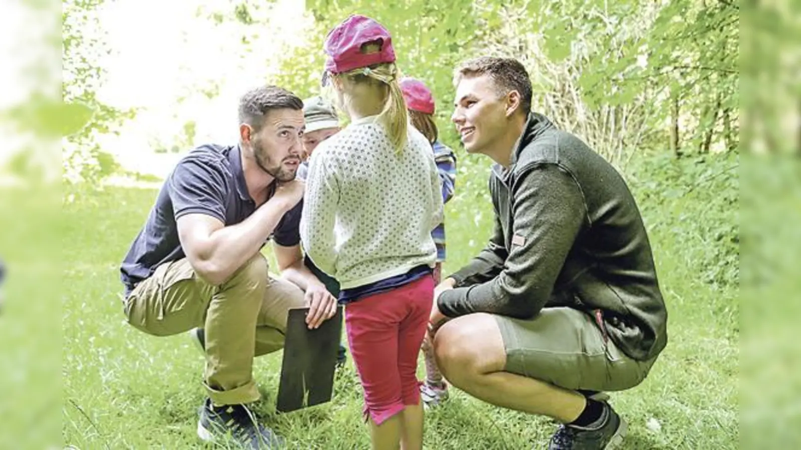 Im Wald sammelten die Kinder gemeinsam mit den Studenten Material für den neuen Barfußpfad des Johanniter-Kindergartens. 	 (Foto: Johanniter / Sarah Gäbler)