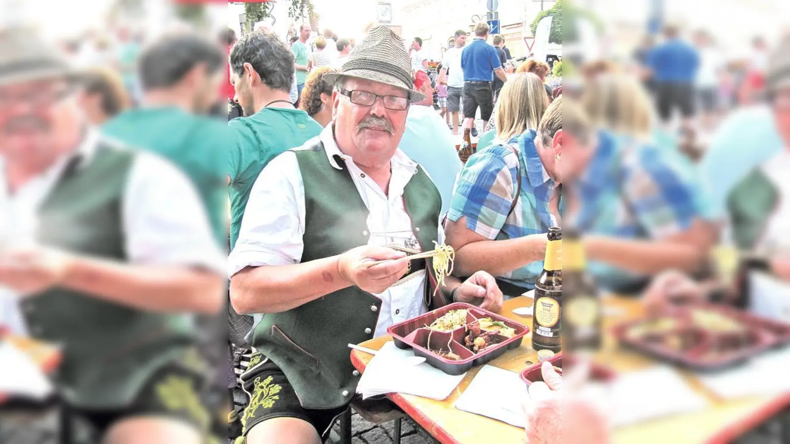 Das Fest der Kulturen wörtlich genommen: In fescher Tracht asiatische Köstlichkeiten genossen.	 (Foto: hw)