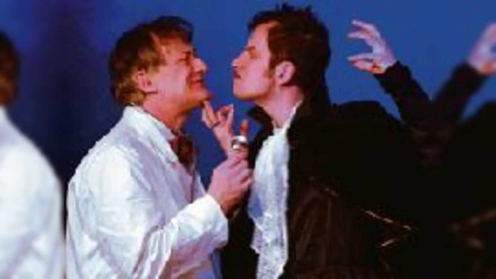 Her mit reinem Blut: Vampir-Fürst (Severin Groebner, rechts) und Dr. Rösselmann (Norbert Steinke).  (Foto: VA)