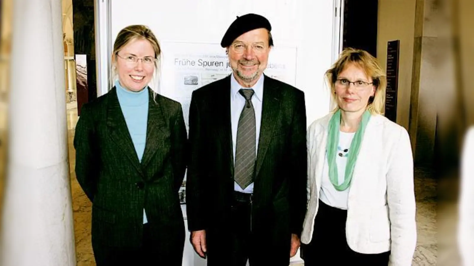 Bei der Eröffnung der Posterausstellung: Prof. Dr. Eva Haverkamp von der Ludwig-Maximilians-Universität München, Klaus Bäumler und Prof. Dr. Claudia Theune von der Universität Wien (v.li.).	 (F.: sm)