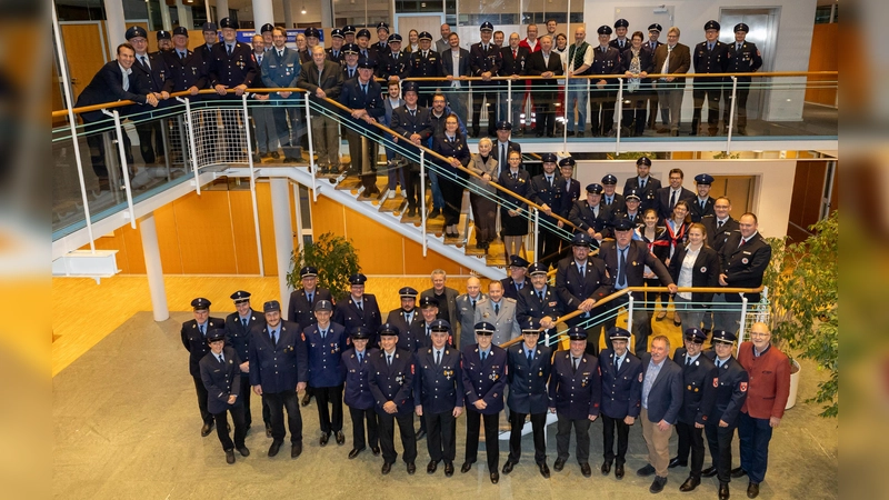 Landrat Stefan Frey (oben links) ehrte langjährige Mitglieder von Feuerwehr, BRK sowie THW für ihr langjähriges Engagement im Landkreis Starnberg. (Foto: Landratsamt Starnberg)