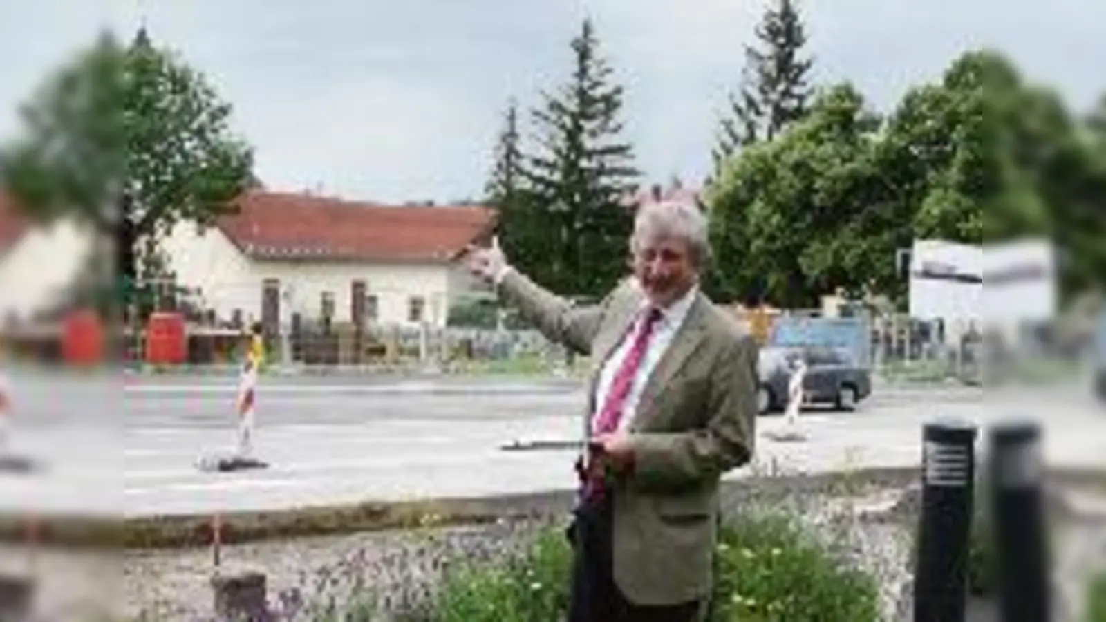 Unterföhringer Themen für die Sommerzeit aufbereiten: Rathauschef Franz Schwarz steht der Presse zu aktuellen örtlichen Vorhaben Rede und Antwort, hier an der Baustelle des Bürgerhauses.  (Foto: ko)