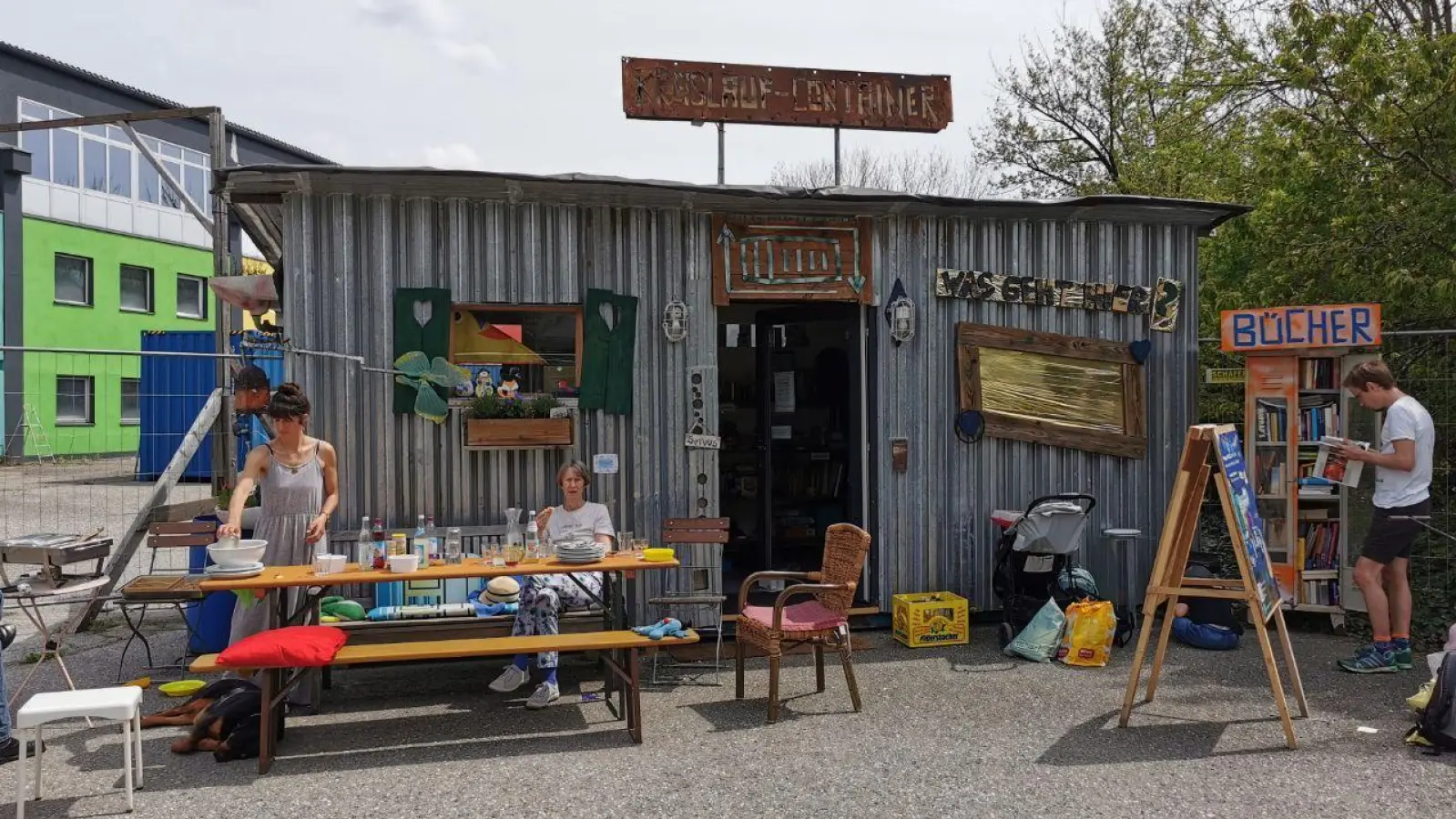 So ein Tauschcontainer, wie er am Weidegrund 1 in Gröbenzell steht, könnte demnächst auch am Laimer Anger postiert werden. (Foto: Julia Schnell)