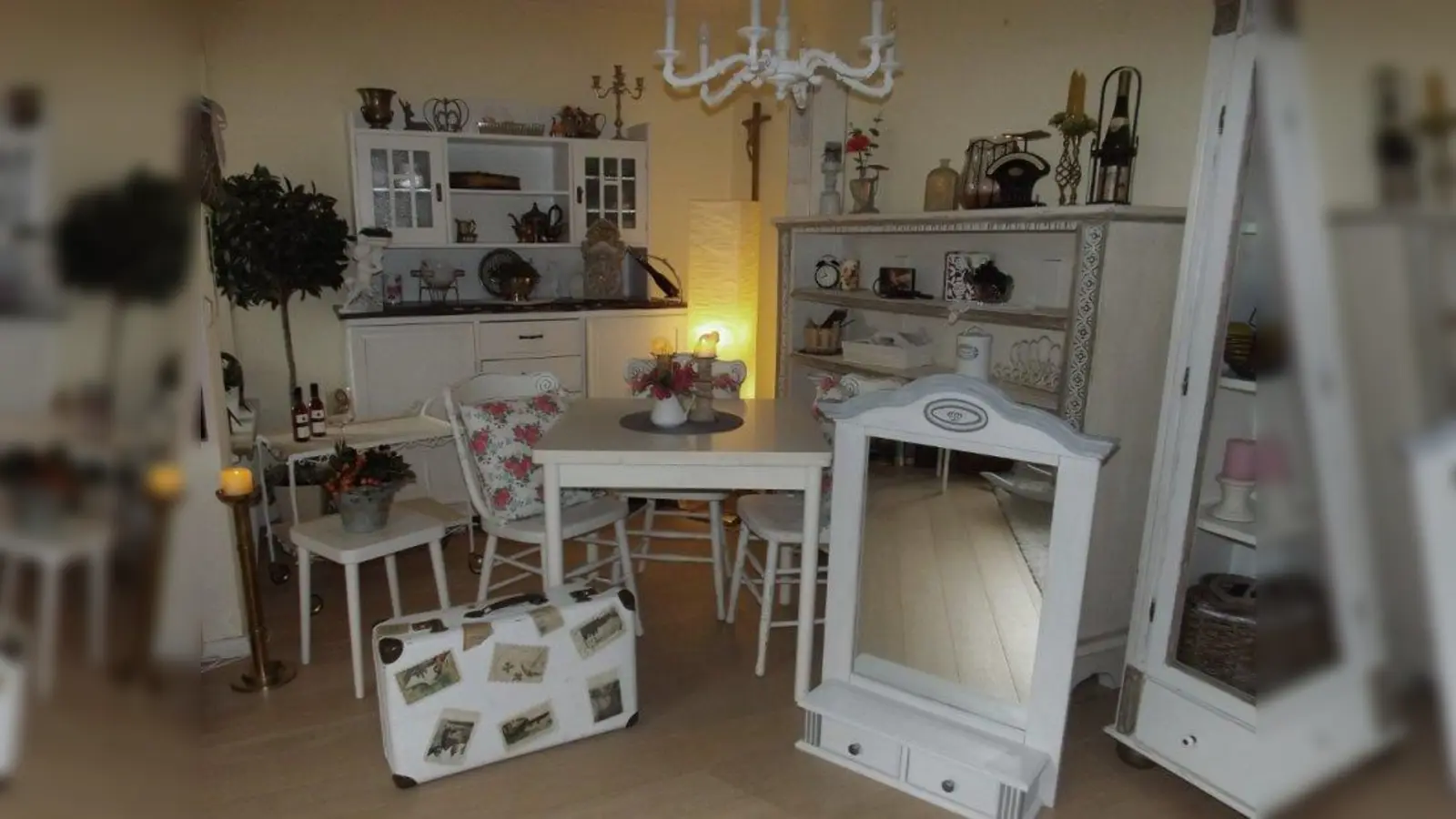 Ruth Schreiber arbeitet alte Möbel zu Schmuckstücken auf. (Foto: Schreiber)