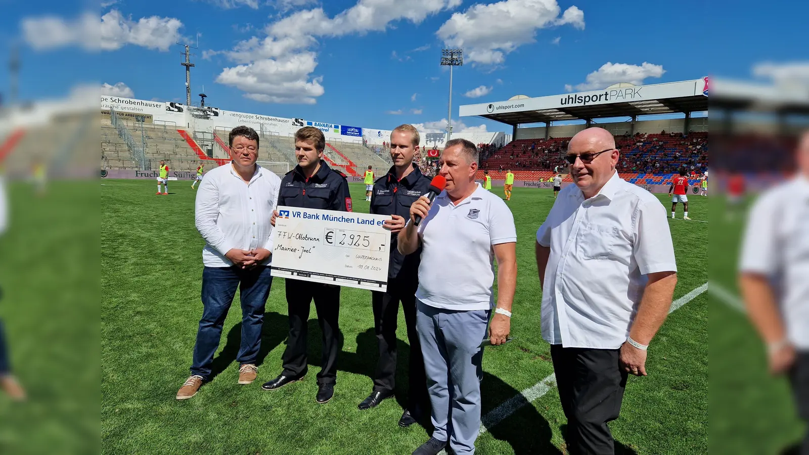 Die SpVgg Unterhaching übergab eine Spende an die Ottobrunner Feuerwehr. (v.l.) Bürgermeister Thomas Loderer, stellv. Vorstand FF Ottobrunn Julian Kiel, Jugendwart Daniel Diepenbroek, Vizepräsident Peter Wagstyl und Frank Abraham von den Harzer Sonnenzwergen. (Foto: FFW Ottobrunn)
