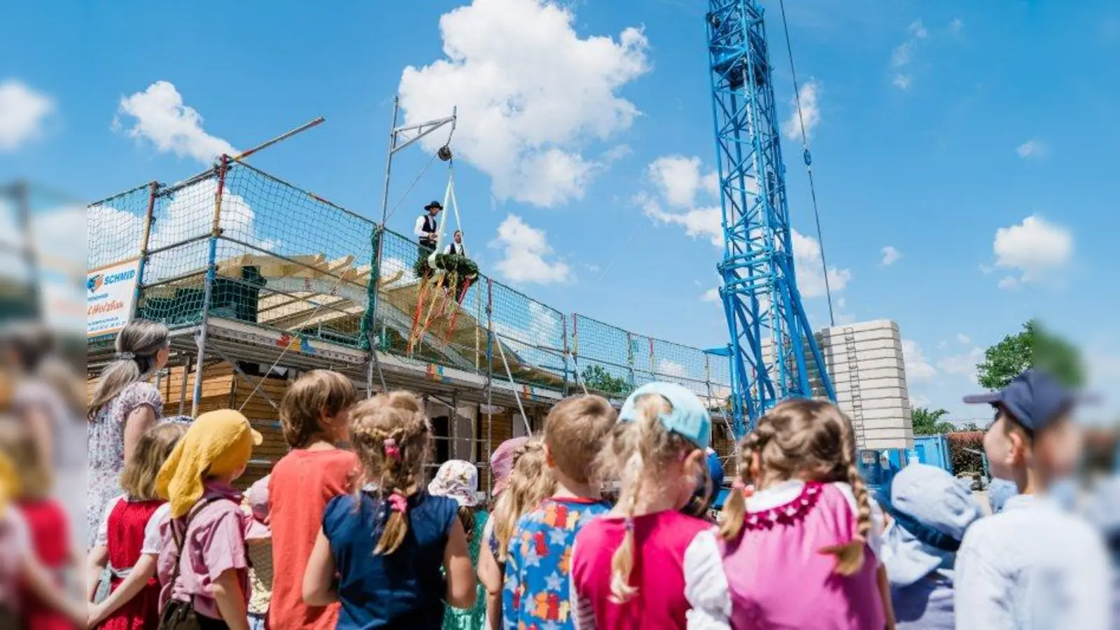 Aufmerksam hörten die Kinder dem Richtspruch der Zimmerer zu. (Foto: Förderverein Montessori Ammersee e.V.)