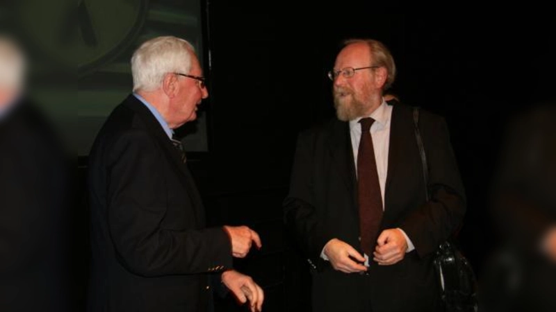 Mit den Politikern Wolfgang Thierse und Hans-Jochen Vogel tauschten zwei Zeitzeugen der ersten Stunde des gesamtdeutschen Parlaments ihre Erinnerungen aus und stellten sich den Fragen des sehr interessierten Publikums in der Pasinger Fabrik. (Foto: US)