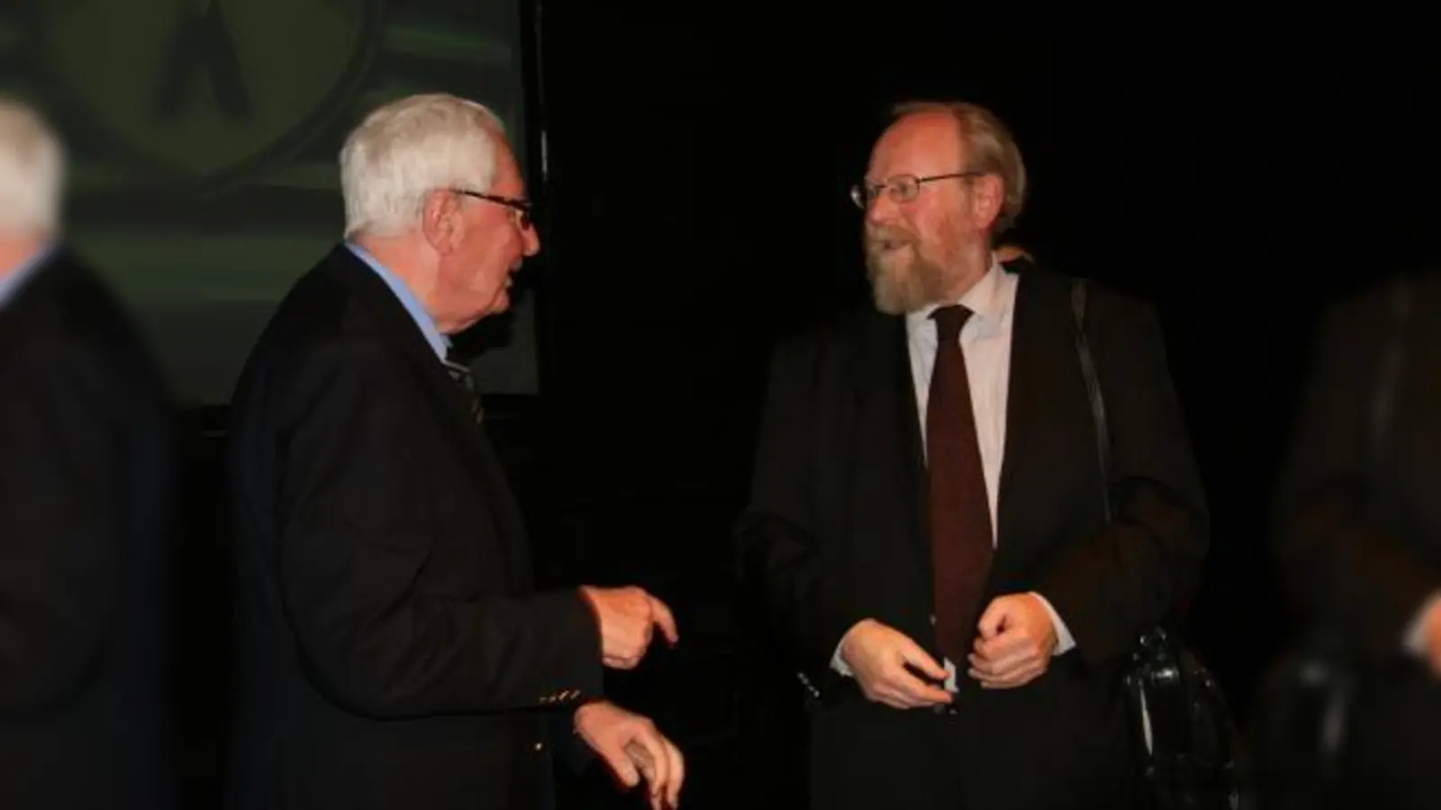 Mit den Politikern Wolfgang Thierse und Hans-Jochen Vogel tauschten zwei Zeitzeugen der ersten Stunde des gesamtdeutschen Parlaments ihre Erinnerungen aus und stellten sich den Fragen des sehr interessierten Publikums in der Pasinger Fabrik. (Foto: US)