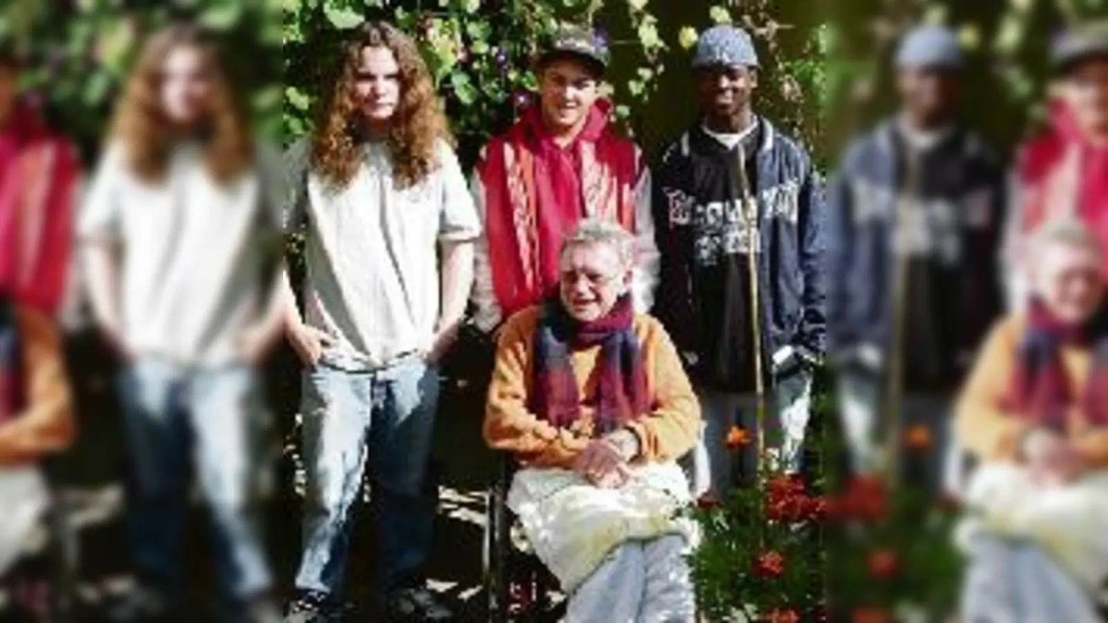 Schüler der Knappertsbusch-Hauptschule unterstützen ehrenamtlich hilfsbürftige Menschen in Bogenhausen: Dafür wurden (v. li. nach re.) Lukas, Giuseppe, Manuel und die gesamte 9g nun ausgezeichnet.  (Foto: Klaus Petri)