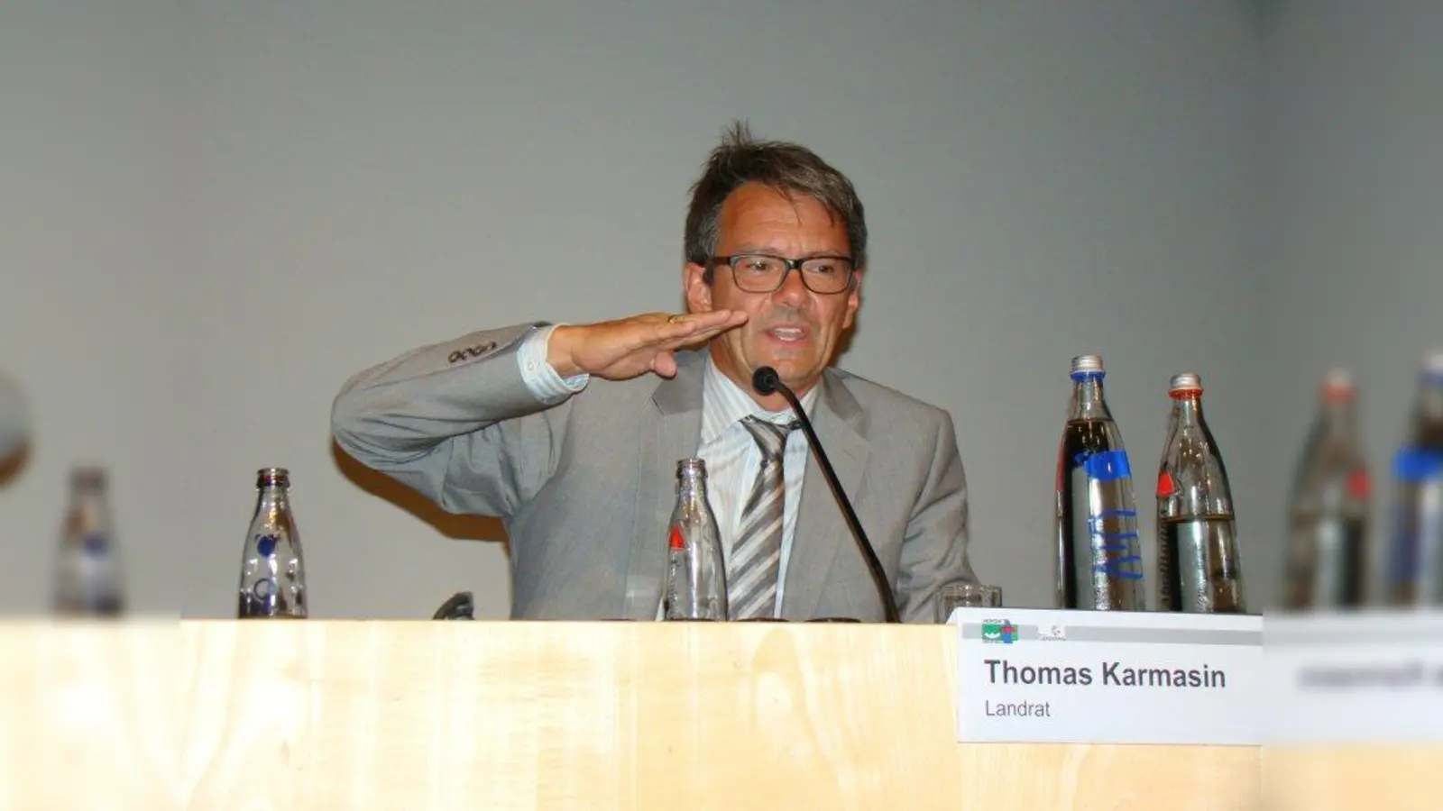 Dynamischer Gast auf dem Podium - Landrat Thomas Karmasin ist geschätzter Gesprächspartner. (Foto: pst)