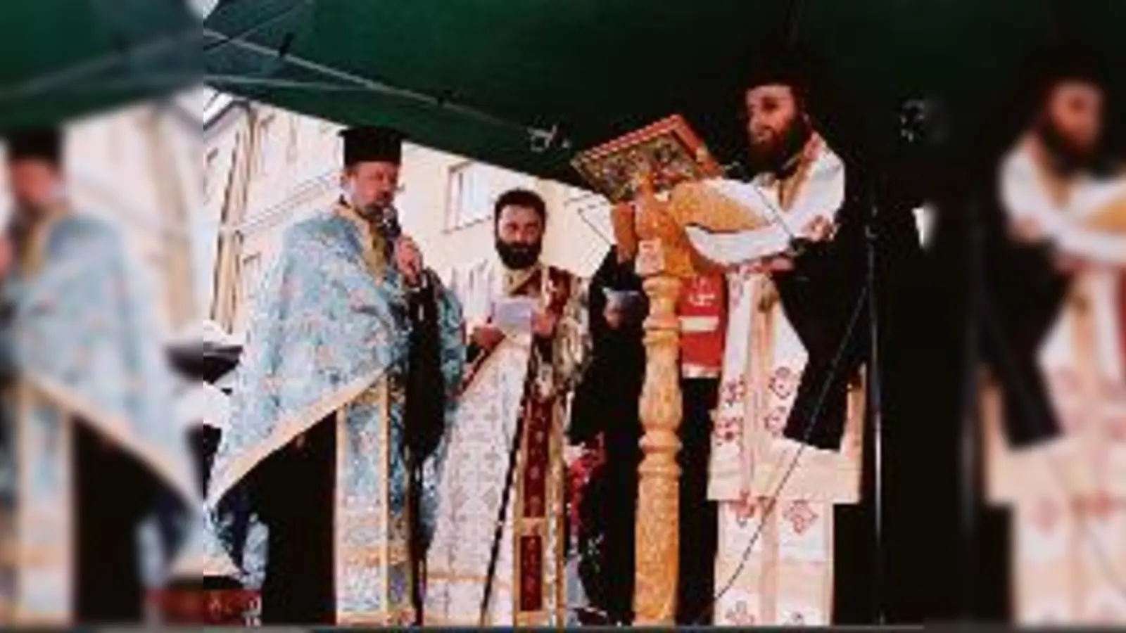 Tradition der orthodoxen Christen am 6. Januar: die Wasserweihe. Münchens gläubige Griechen zelebrieren das auf der Praterinsel an der Isar. 	 (Foto: Privat)
