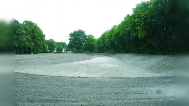 Der Abriss des Allacher Sommerbades hinterlässt ein Loch im Stadtteil. Durch den riesigen Krater soll in naher Zukunft ein Seitenarm der Würm fließen, die Schotterwüste einer Liegewiese weichen. (Foto: ls)