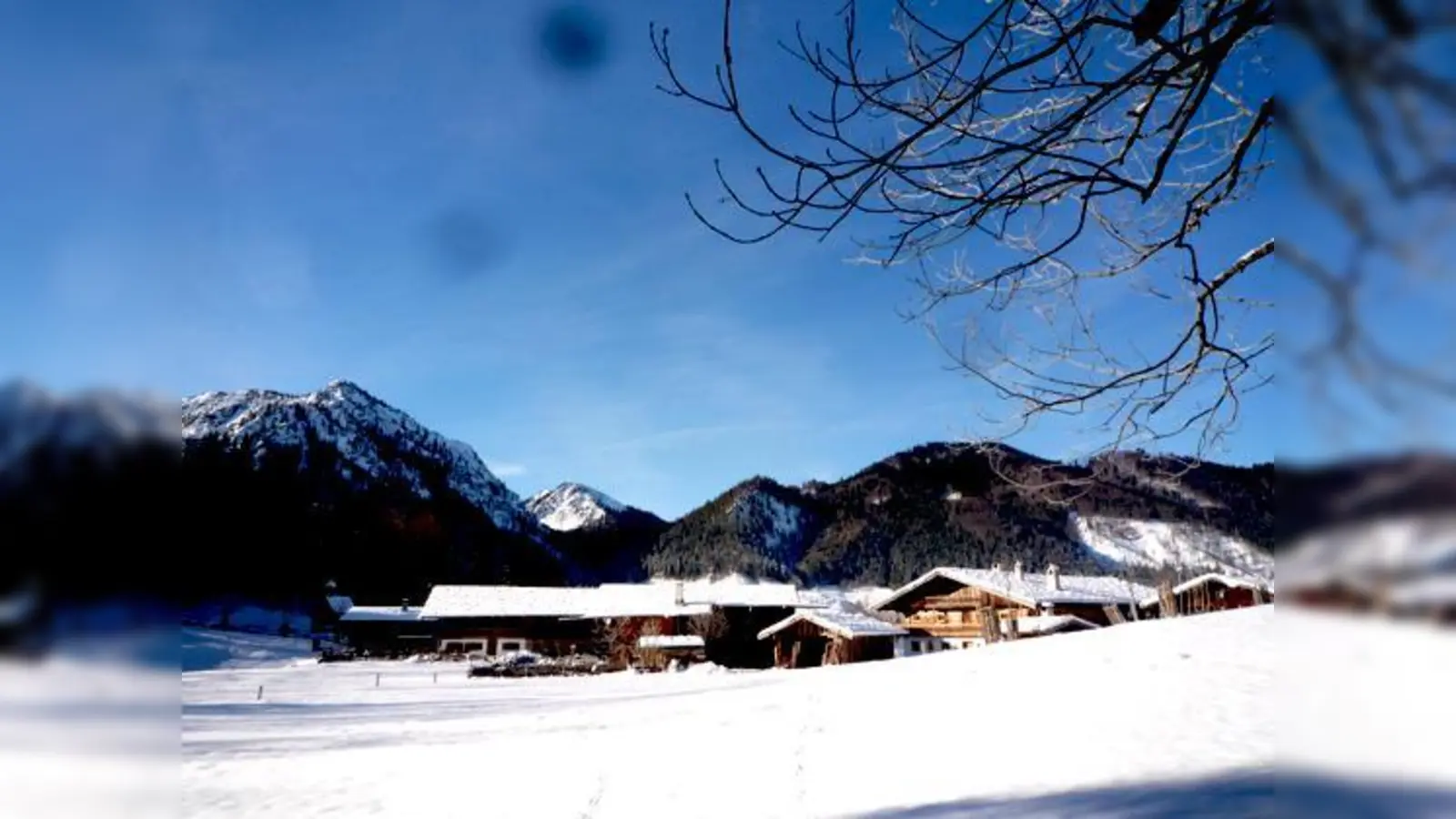 Über allen Gipfeln ist Ruh und im Tal auch; und ab übermorgen erst mal auch im Wasmeier Freilichtmuseum, das bis nächstes Frühjahr Winterschlaf hält.	 (Fotos: Museum)