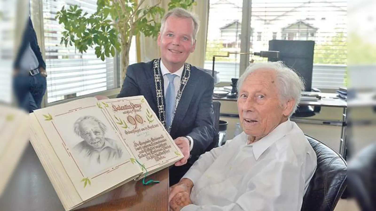 Der Künstler Valentin Pruy wurde von  Bürgermeister Jan Neusiedl zu seinem Ehrentag geehrt.	 (Foto: Gem. Grünwald)