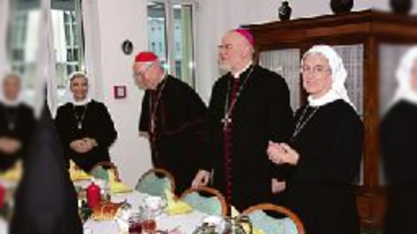 Beim gemeinsamen Frühstück im Mutterhaus (v.re.): Generaloberin Sr. M. Theodolinde Mehltretter, Erzbischof R. Marx, F. Kardinal Wetter und Generalvikarin Sr. M. Veneranda Sachsenhauser.  (Foto: Barmherzige Schwestern)