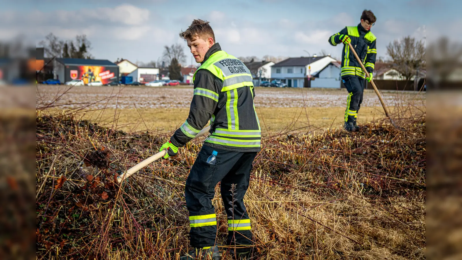 Im April ist Spatenstich für das neue Feuerwehrgerätehaus. Vorher musste auf dem Baugelände aufgeräumt werden. (Foto: Feuerwehr Gilching)