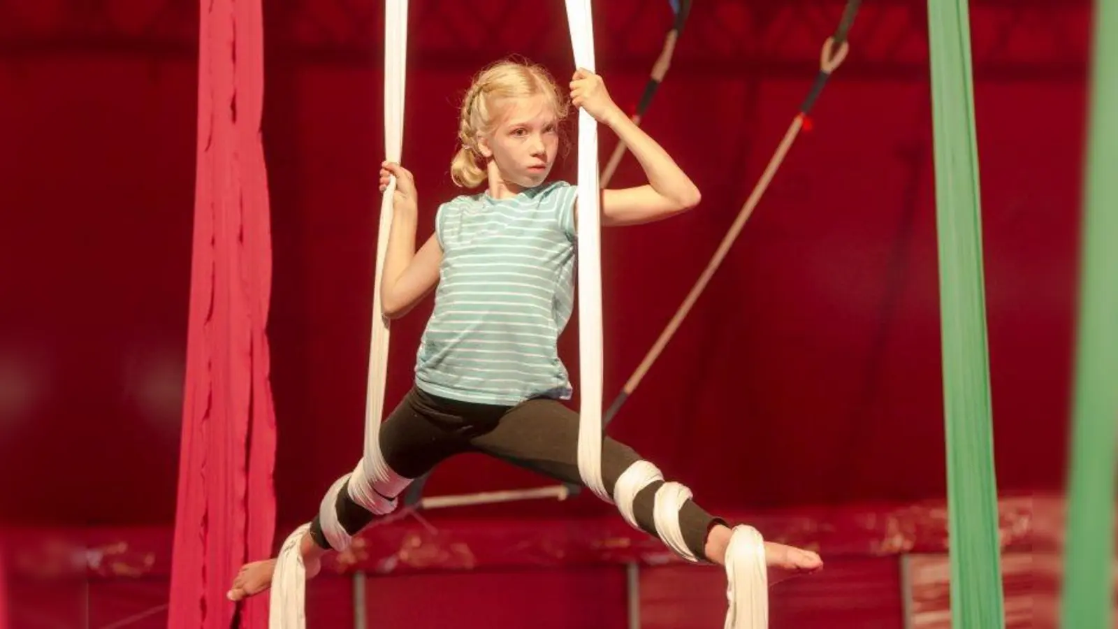 Artistik am Vertikaltuch: Lilalu bietet ganztagsbetreute Workshops für Kinder und Jugendliche im Alter von drei bis 16 Jahren an. (Foto: Andreas Heddergott)