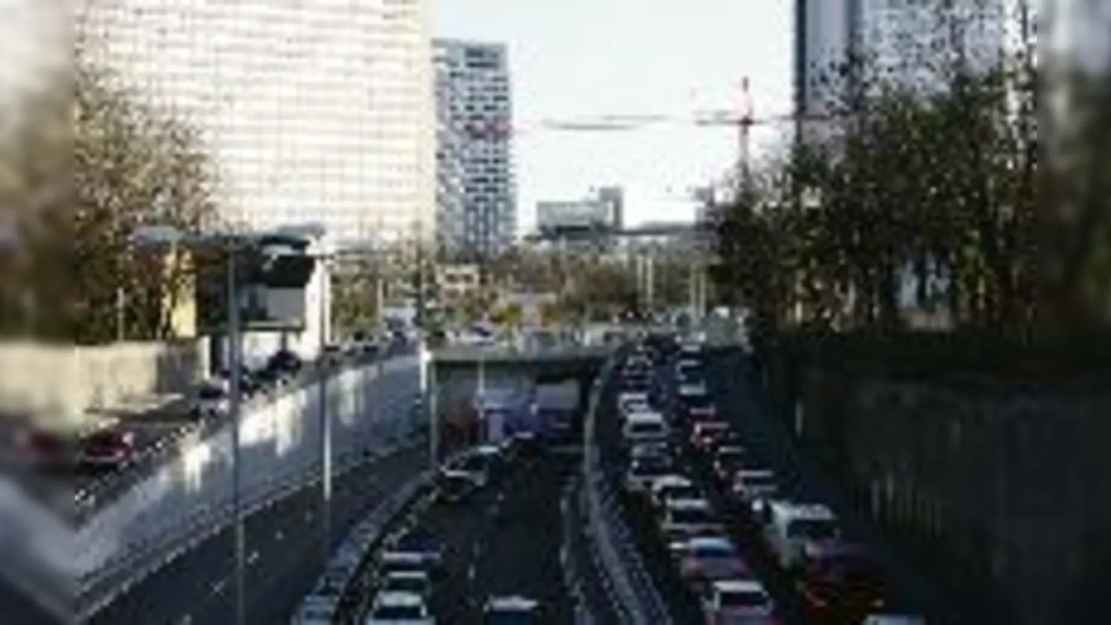 Am 21. Dezember wird der Tunnel am Effnerplatz für den Verkehr freigegeben: Vorher feierte man noch eine rauschende Party.	 (Fotos: ak)
