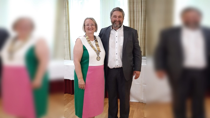 Neue Präsidentin für das rotarische Jahr 2019/20 ist die Direktorin des Erdinger Amtsgerichts Ingrid Kaps. Sie löst damit Heinrich Förster ab. (Foto: RC Erding)