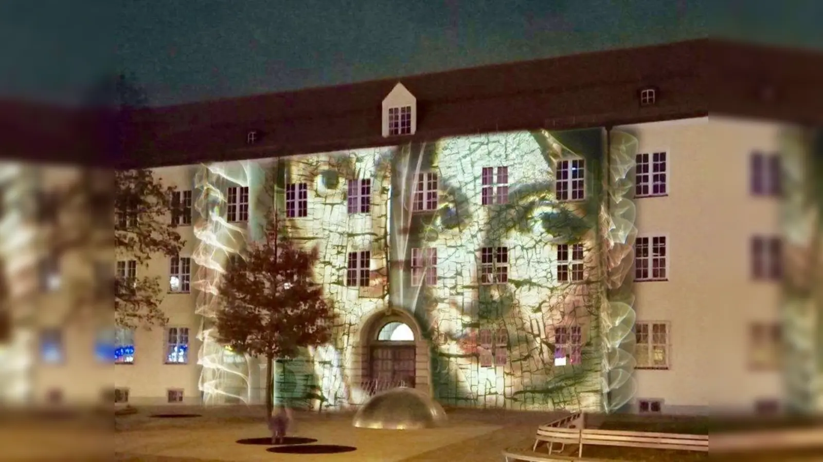 Pasing leuchtet in Bewegung und mit Musik: am kommenden Wochenende gibt es Videoinstallationen aufs Pasinger Rathaus zu bewundern. (Foto: Montage: Vanessa Hafenbrädl)