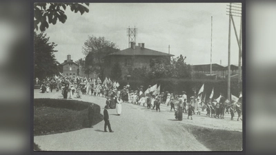 Festumzug zur Stadterhebungsfeier im Jahr 1912 vor dem Rondell des Bayerischen Hofes. (Foto: Stadtarchiv Starnberg, Bestand Wörsching)