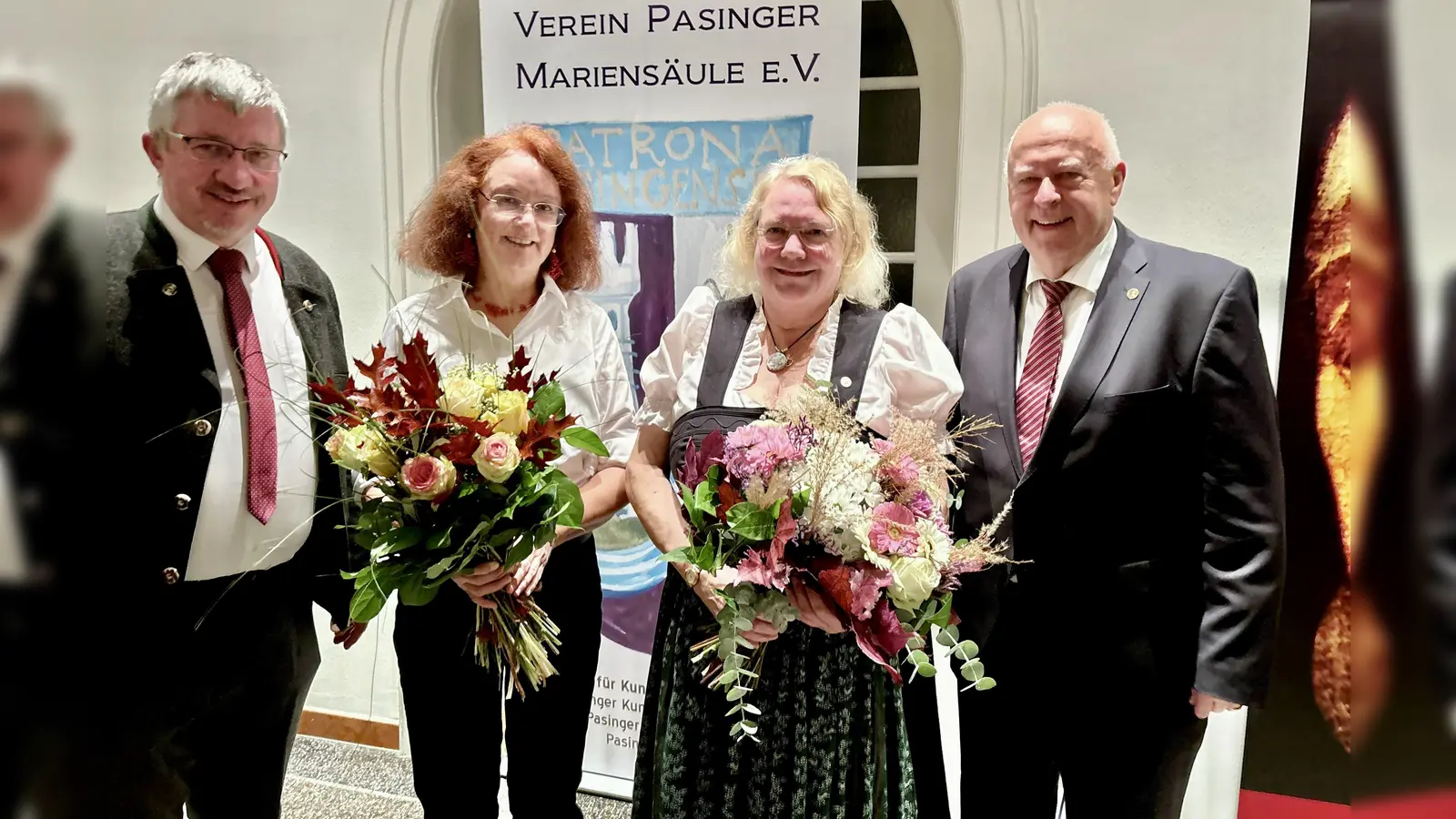 Zum letzten Mal Pasinger Benefiz-Wildessen: Dankeschönblumen gab es für Schirmherrin Barbara Kuhn und Vereinsvorsitzende Maria Osterhuber-Völkl (Zweite von links) von den Alt-Stadträten Christian Müller (links) und Thomas Schmatz (rechts). 	 (Foto: Ulrike Seiffert)