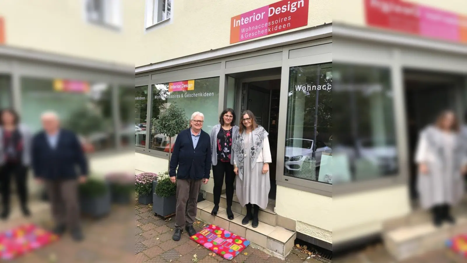 Edgar und Erika Lindenau führen seit 30 Jahren das „Interior Design”-Geschäft in Martinsried. Vor neun Jahren stieg auch Tochter Melanie Stuber-Lindenau (r.) ein. Jetzt feierten die drei Eröffnung ihres Wohlfühl-Ladens in der Gräfelfinger Bahnhofstraße 11. (Foto: Tanja Baur)