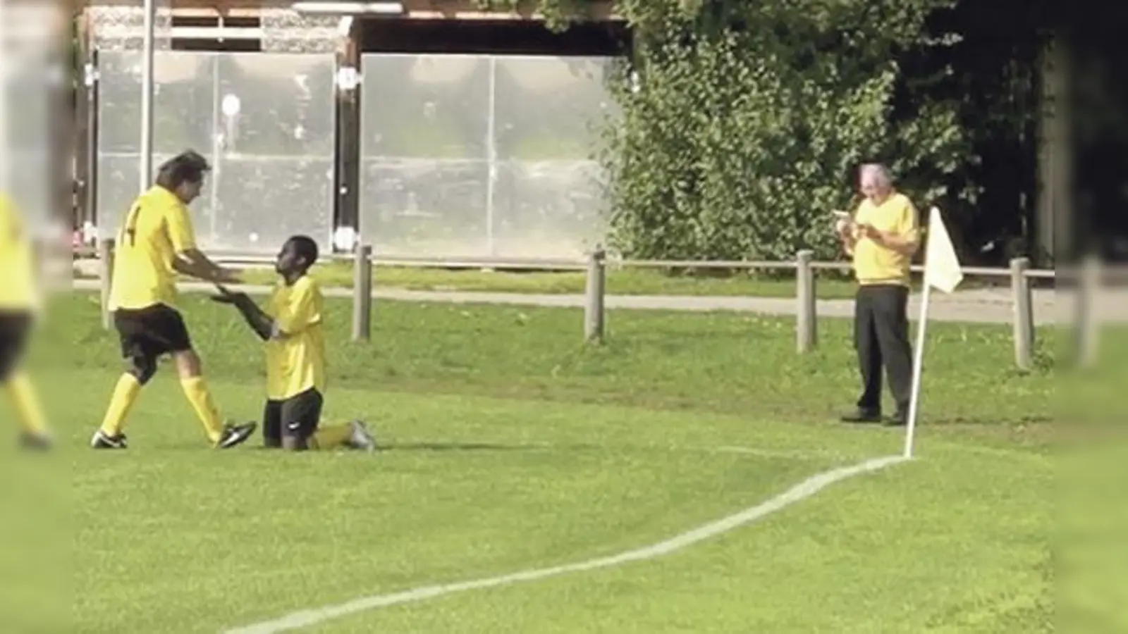 Die beiden Torschützen Arana Schram (l.) und Heritier (r.) feiern das 3:1.  (Foto: SC Bogenhausen)