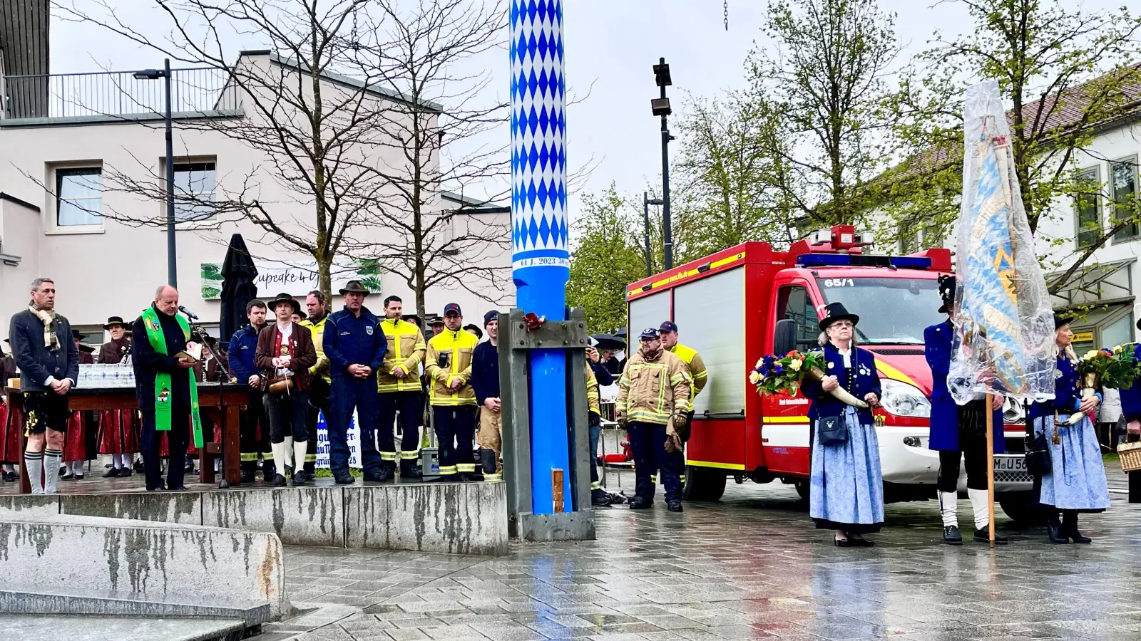 Ausgelöst, bemalt und aufgestellt: der Maibaum am Rathausplatz mit Beteiligten. (Foto: Stadt Unterschleißheim)
