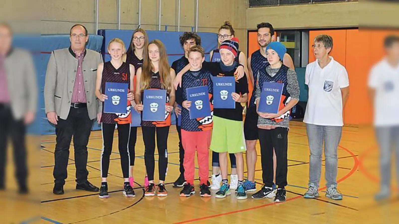 Bürgermeister Dr. Stefan Straßmair gratulierte im Namen der Gemeinde Hohenbrunn den hervorragenden Schwimmern der Riemerlinger Haie.	 (Foto: VA)