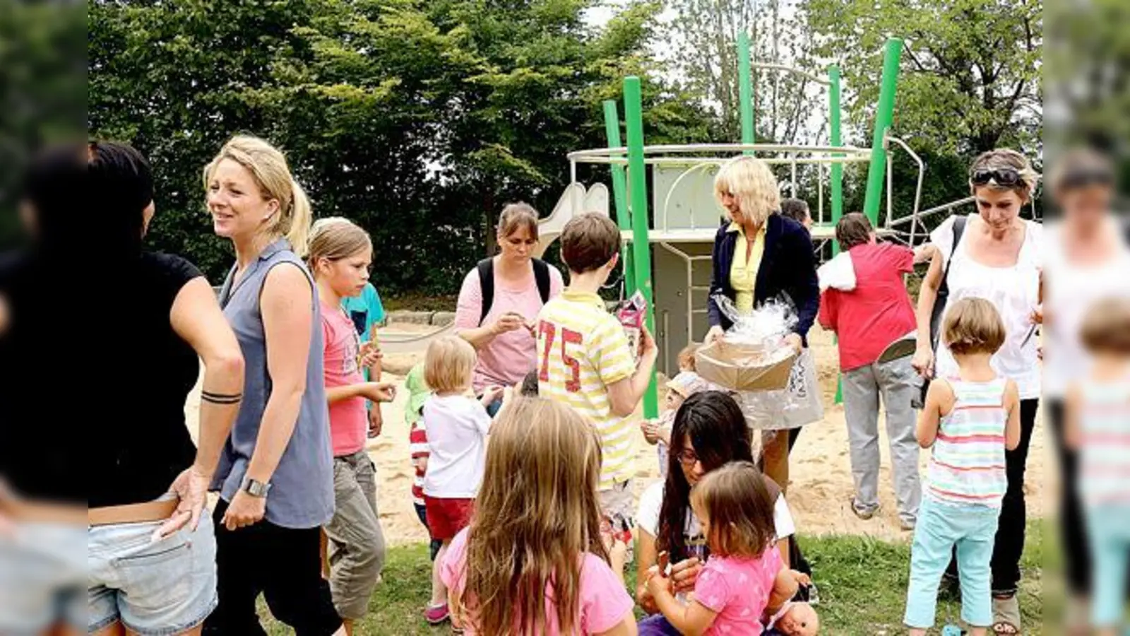 Bürgermeisterin Gabriele Müller hat zwei Spielplätze in Eglfing eröffnet, die mit neuen Spielgeräten neu ausgestattet wurden.	 (Foto: Gemeinde Haar)