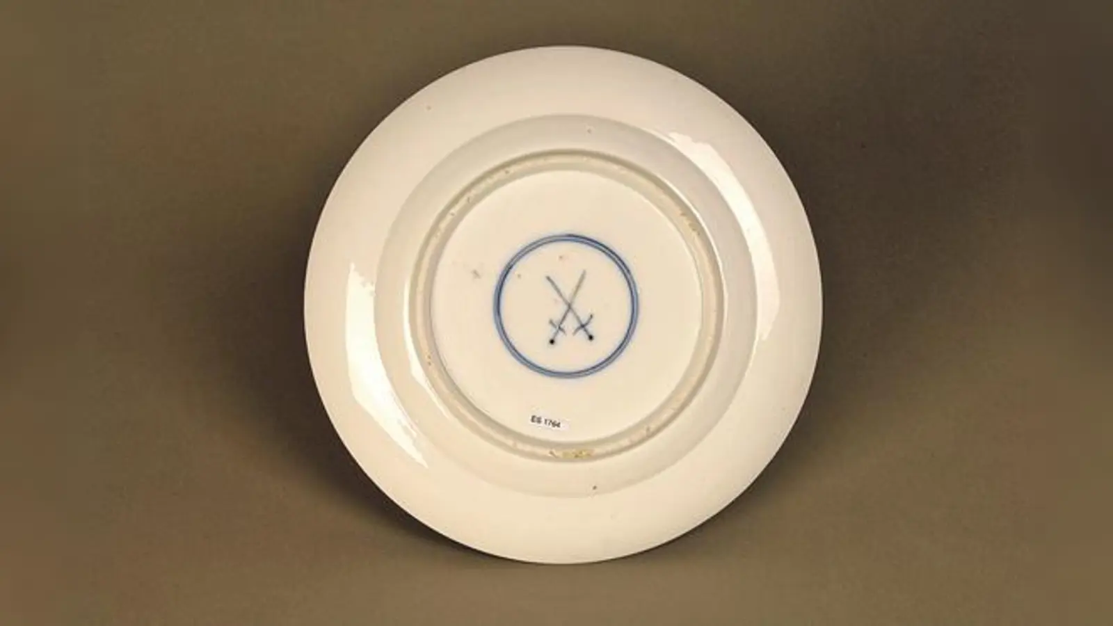 Frühe große Meißener Schwertermarke, sog. Prügel, um 1730.	 (Foto: © Bayer. Narionalmuseum München)