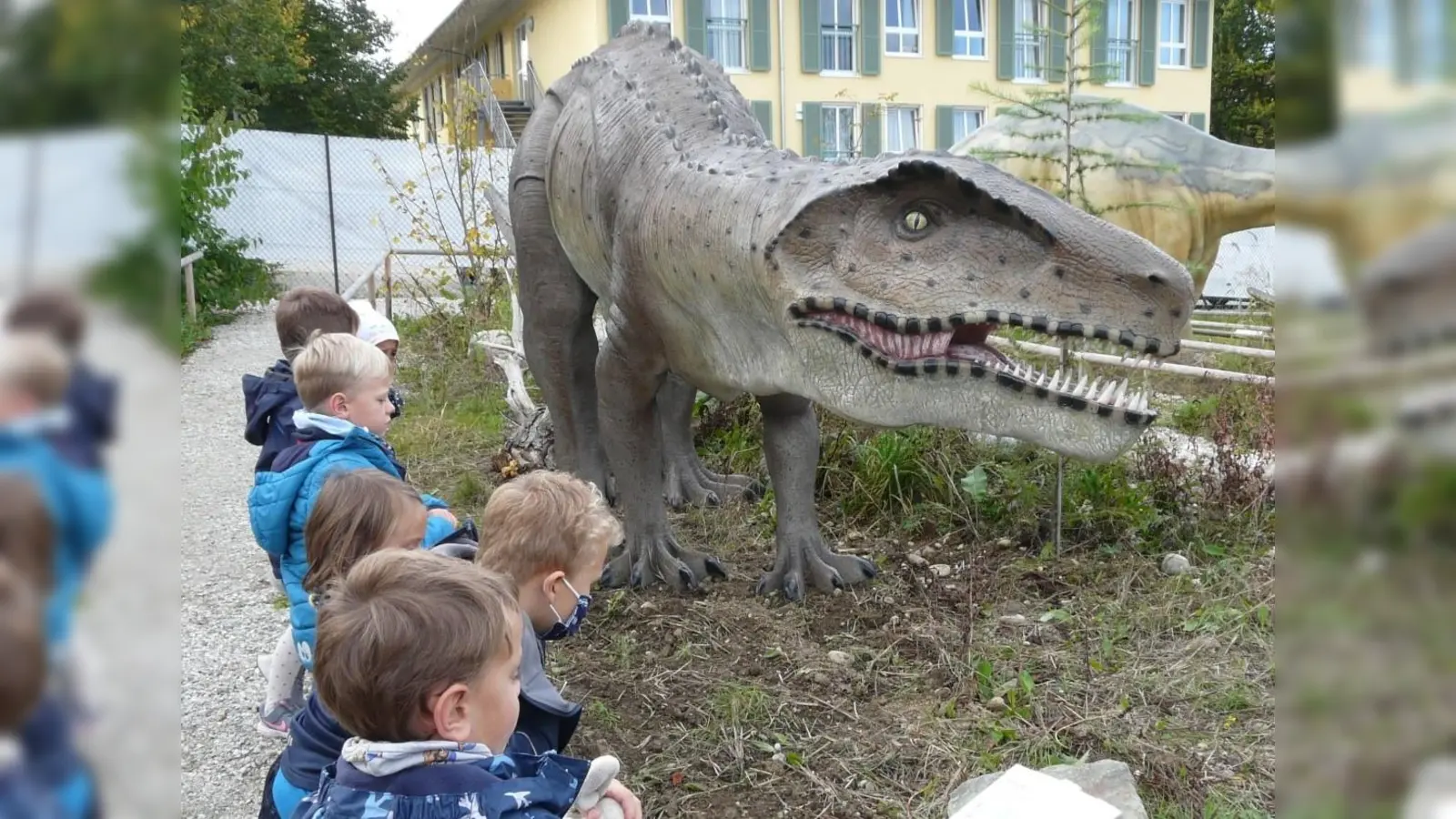 Die ersten Urzeitgäste konnten den Neuling im Dinogarten des Museum bereits bewundern. (Foto: VA )