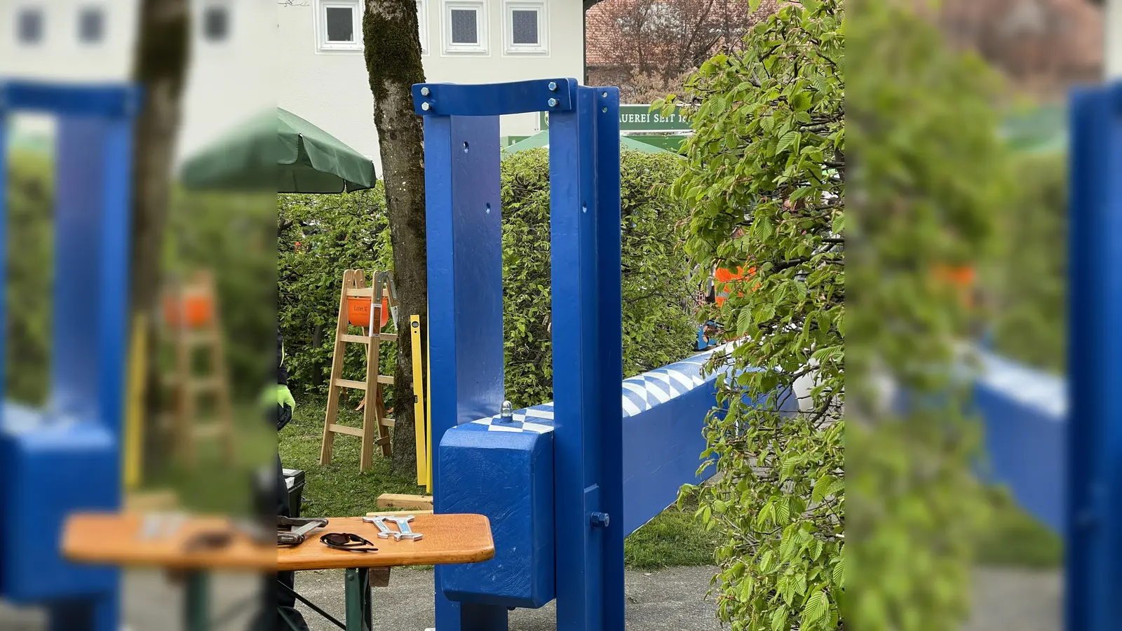 Bevor gefeiert werden kann, muss der Maibaum aber erst einmal in seine aufrechte Position gebracht werden.  (Foto: hw)