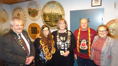 Ute Mowitz-Rudolph (Mitte) gewann zum ersten Mal das Königsschießen. (Foto: Almenrausch und Edelweiß Pellheim)