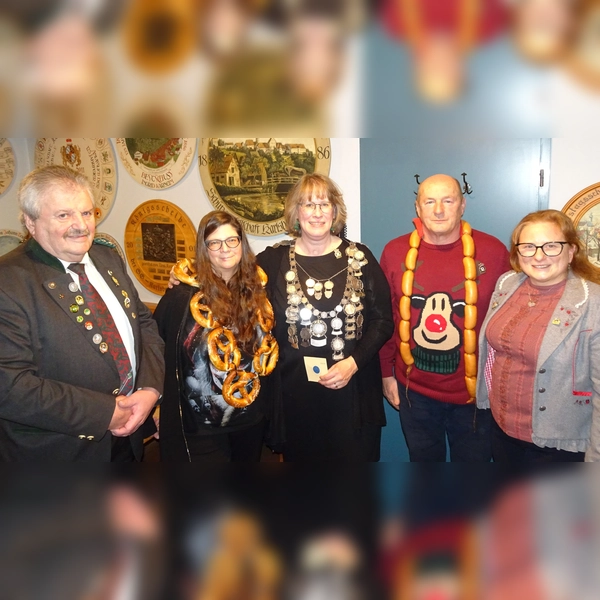 Ute Mowitz-Rudolph (Mitte) gewann zum ersten Mal das Königsschießen. (Foto: Almenrausch und Edelweiß Pellheim)