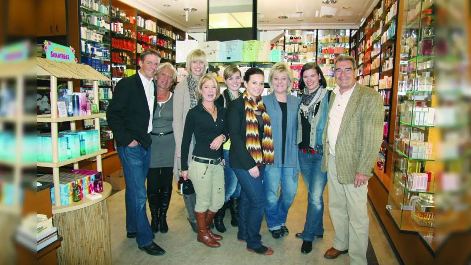 Gratulation zum 50-Jährigen: (v.l.) Geschäftsführer Marco Himmer, Alena Andrle, Anja Dittrich, Astrid Hoff, Franziska Langemeir, Ann-Kathrin Brosig, Christine Huber, Corinne Haberjahn und Seniorchef Peter Himmer. (Foto: RP)