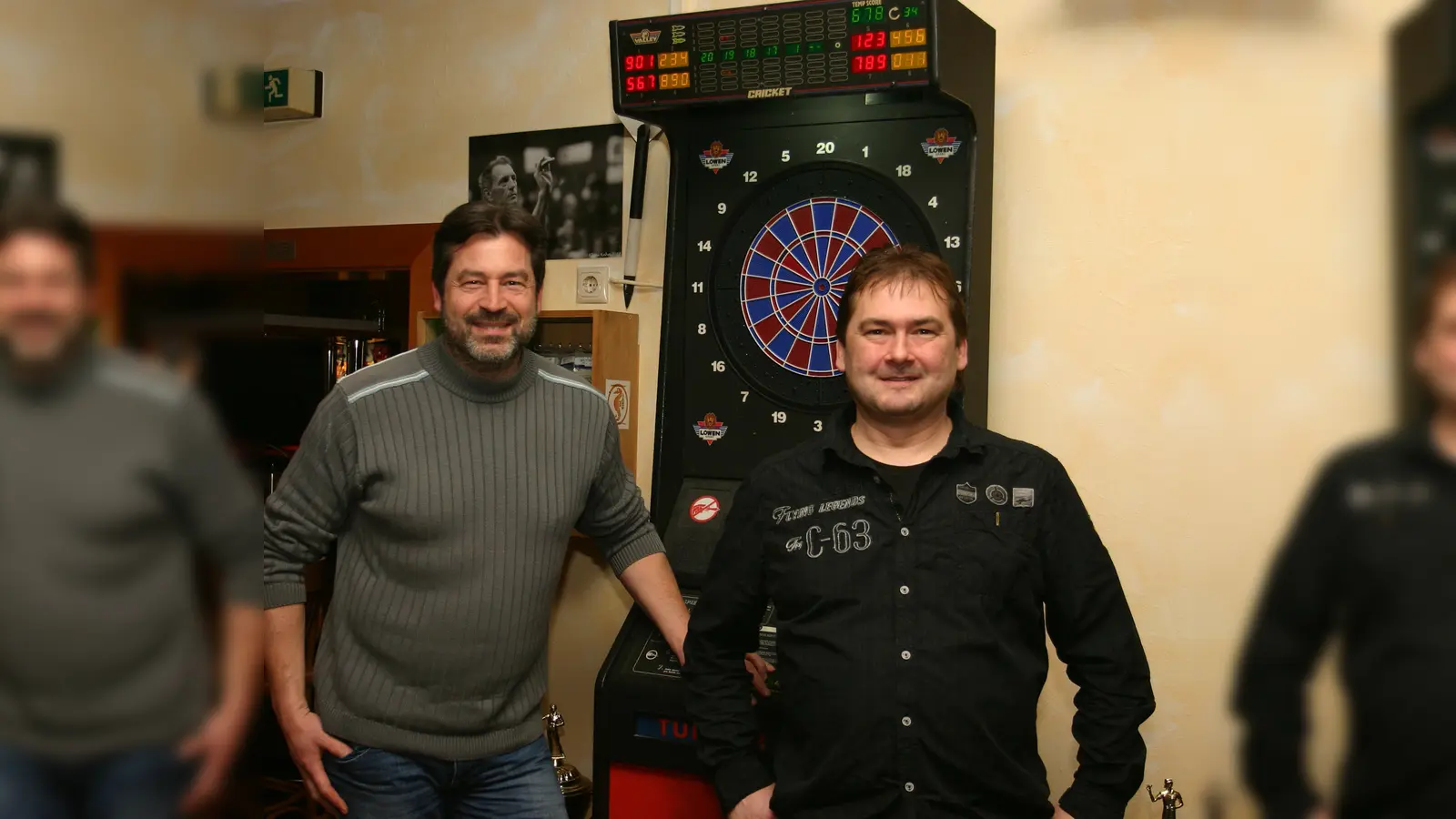 Stefan Stangl (rechts) und Peter Reif organisieren den Spielbetrieb in der Ampertal-Dartliga für jetzt 50 Mannschaften mit 500 Aktiven. (Foto: kw )