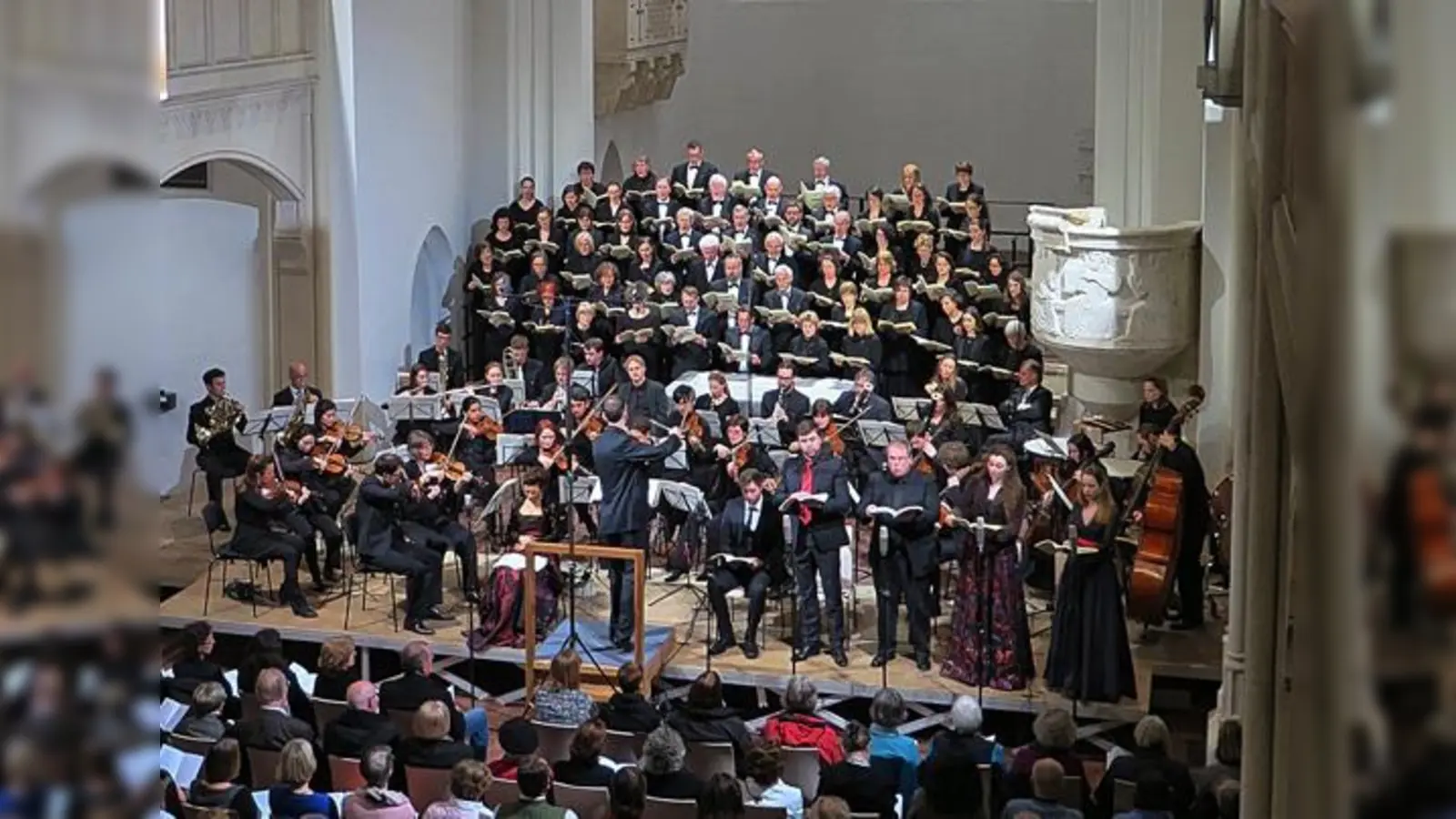 Der Markus-Chor trägt mit seinen kraftvollen Stimmen das Konzert.	 (Foto: Peter Möhring)