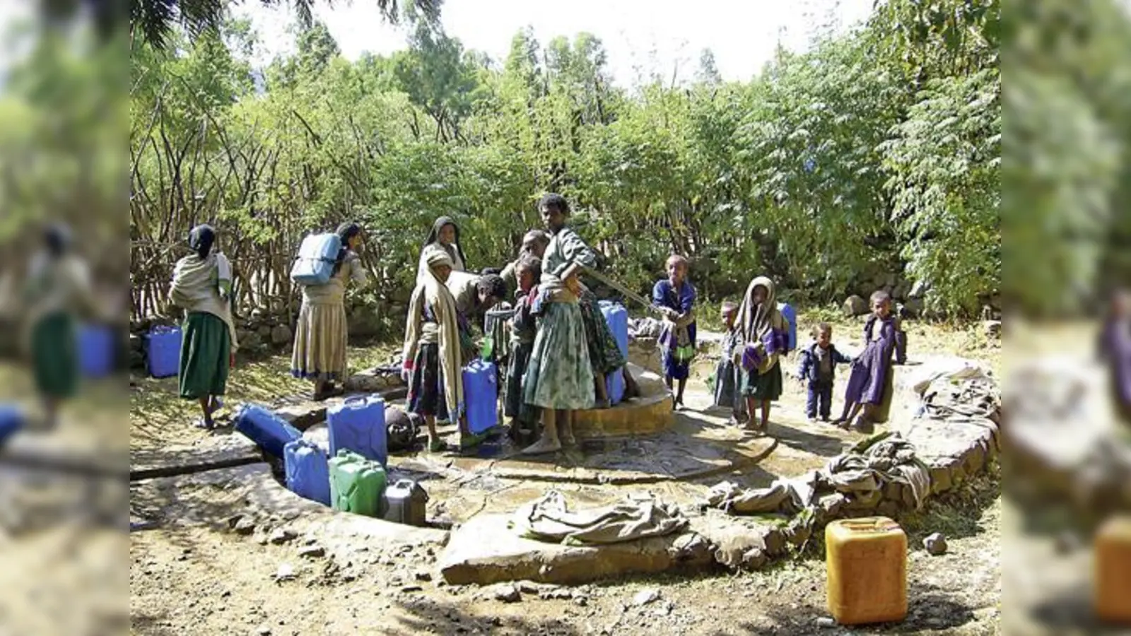 Menschen an einer Wasserstelle im äthiopischen Alem Katema: Die Ausstellung des Wasser- verbands Baldham gibt Einblicke in die »Wasserkultur« des fernen Landes.  (Foto: VA)