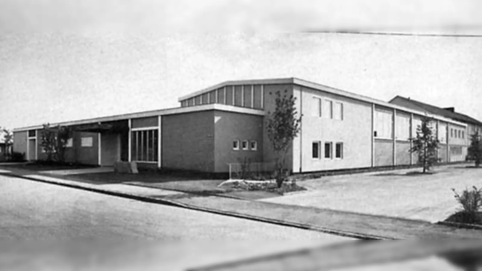 Die Gemeinde Unterschleißheim errichtete 1963 das Mehrzweckzentrum mit Turnhalle, Kindergarten und Jugendzentrum. 	 (Foto: Heimatmuseum Unterschleißheim)