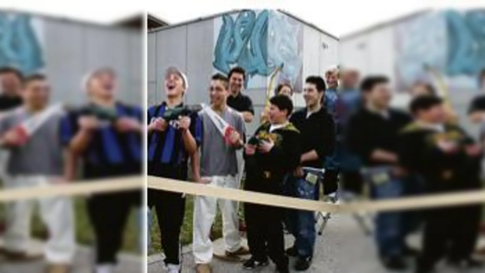 Viel Spaß auf der Baustelle  (Foto: Die Jugendlichen packten bei der Renovierung selbst mit an und stürzten sich ins Heimwerkervergnügen. gf)