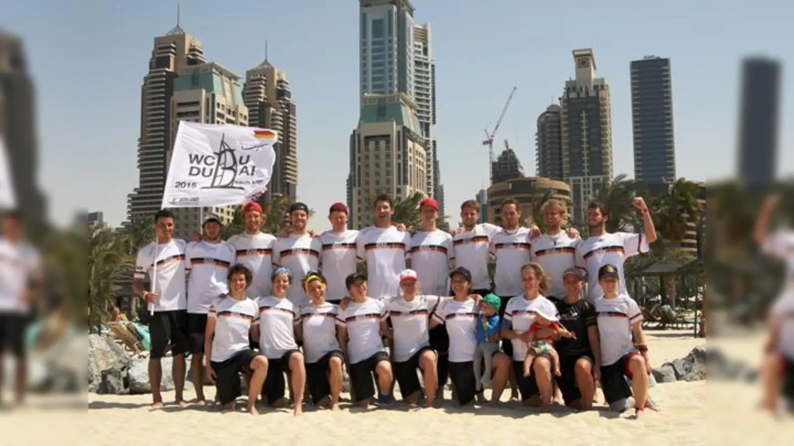 Stolze Ultimate-Frisbee-Weltmeister vor toller Kulisse: Am deutschen Triumph in Dubai hatten sechs Spieler vom TSV Unterföhring großen Anteil, darunter Josef Ebner (obere Reihe, rechts).	 (Foto: privat)