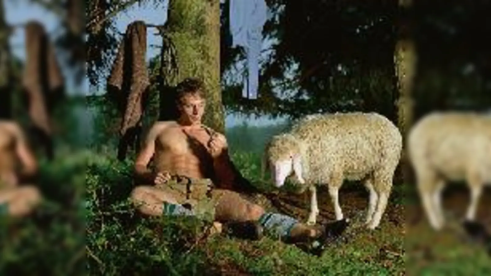 Volkstheater-Schauspieler Gabriel Raab als sexy Schäfer im neuen »Volksmund«.	 (Foto: Gabriela Neeb)