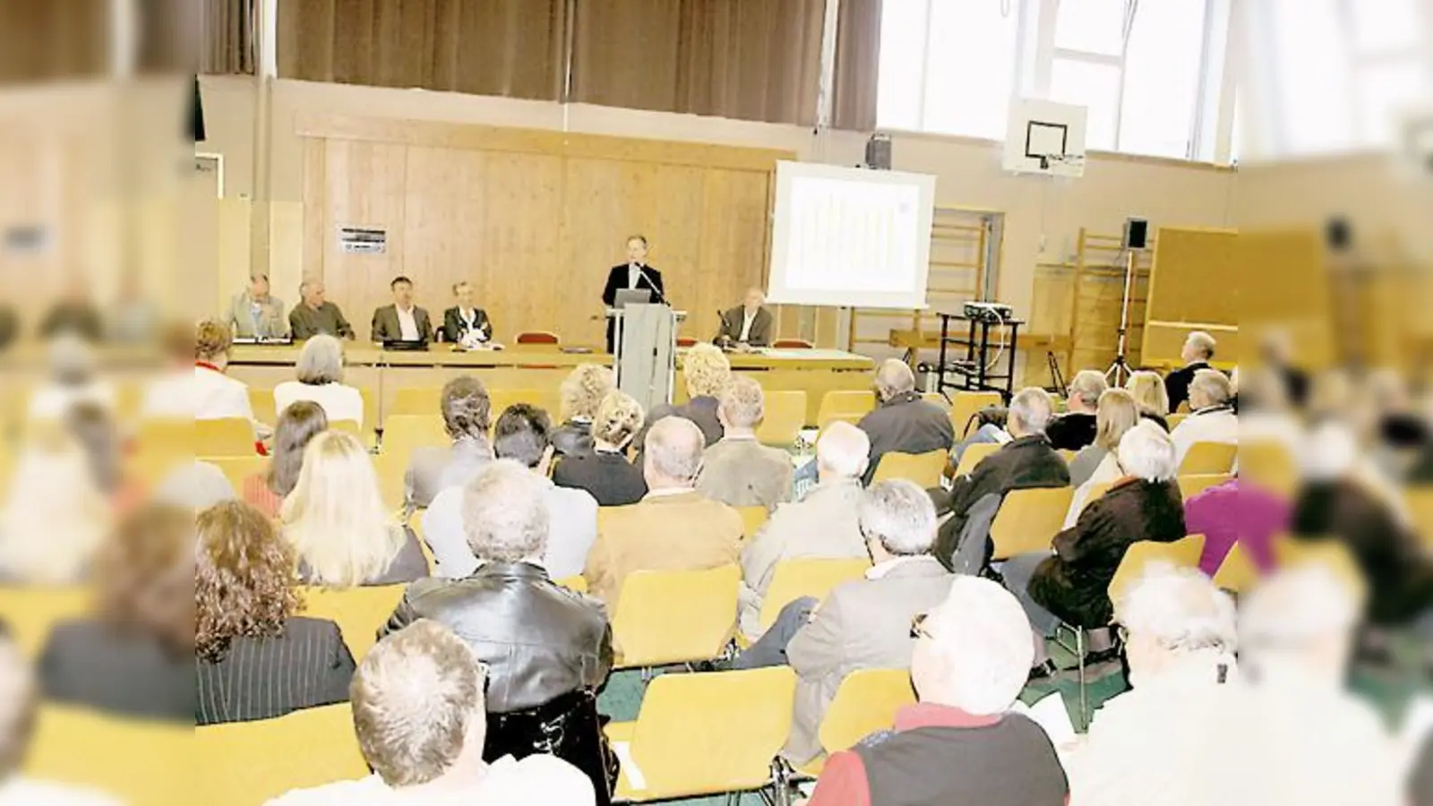 Bürgermeister Robert Niedergesäß referierte vor  vielen, leeren Stühlen.  (Foto: ed)