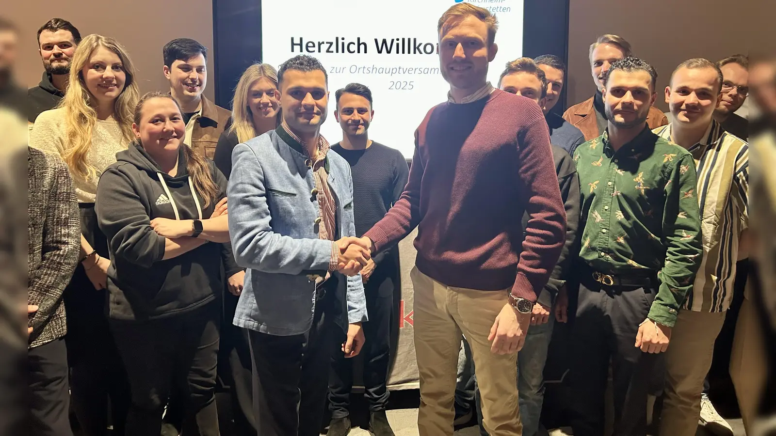 Der neue Vorsitzende der JU, Lukas Scherr (Blauer Janker) verabschiedet den scheidenden Vorstand, Michael Dirl (Roter Pullover).  (Foto: JU Kirchheim)